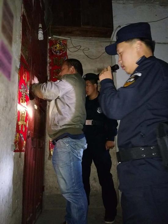 者楼镇粗心妈妈误将幼女锁家中 